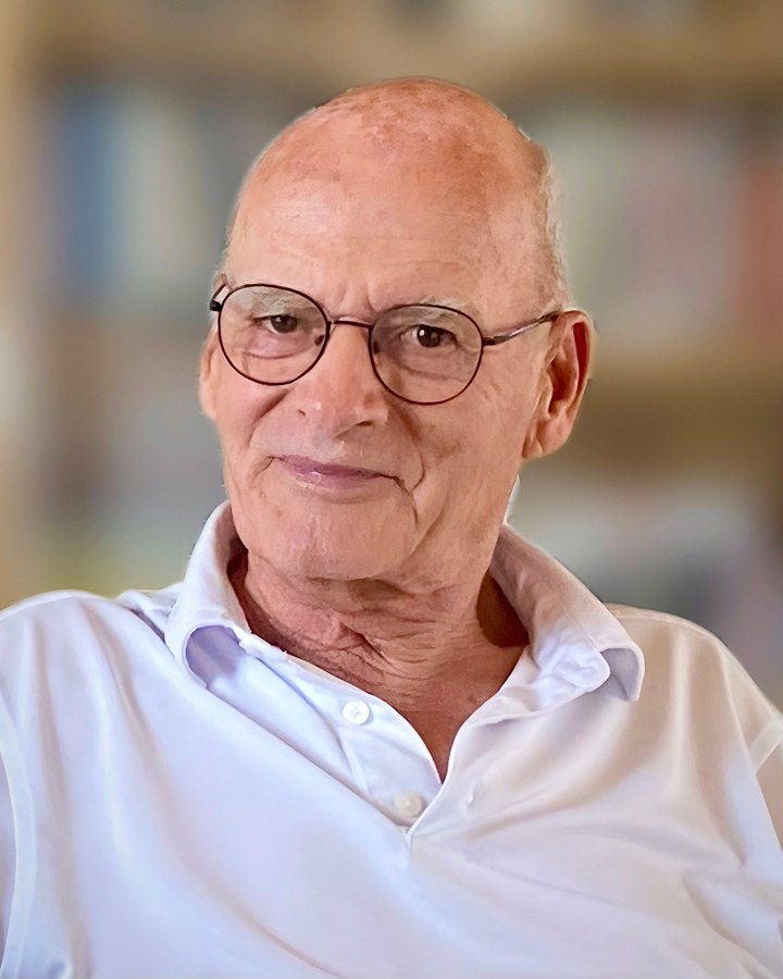 Porträtfoto von Dr.-Ing. Alfred Weber: älterer Herr mit runder Brille und weißem Hemd, leicht lächelnd